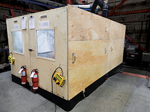 En plus de réduire le bruit, la cabine permet de contenir les particules en fusion projetées par le meulage. En plus de réduire le bruit, la cabine permet de contenir les particules en fusion projetées par le meulage.